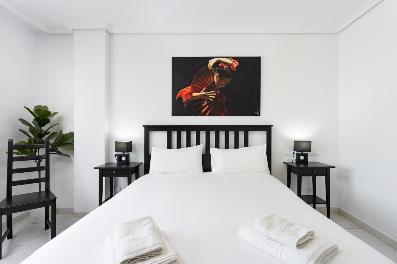 Black And White Apartment Free Wifi 로스크리스티아노스 외부 사진