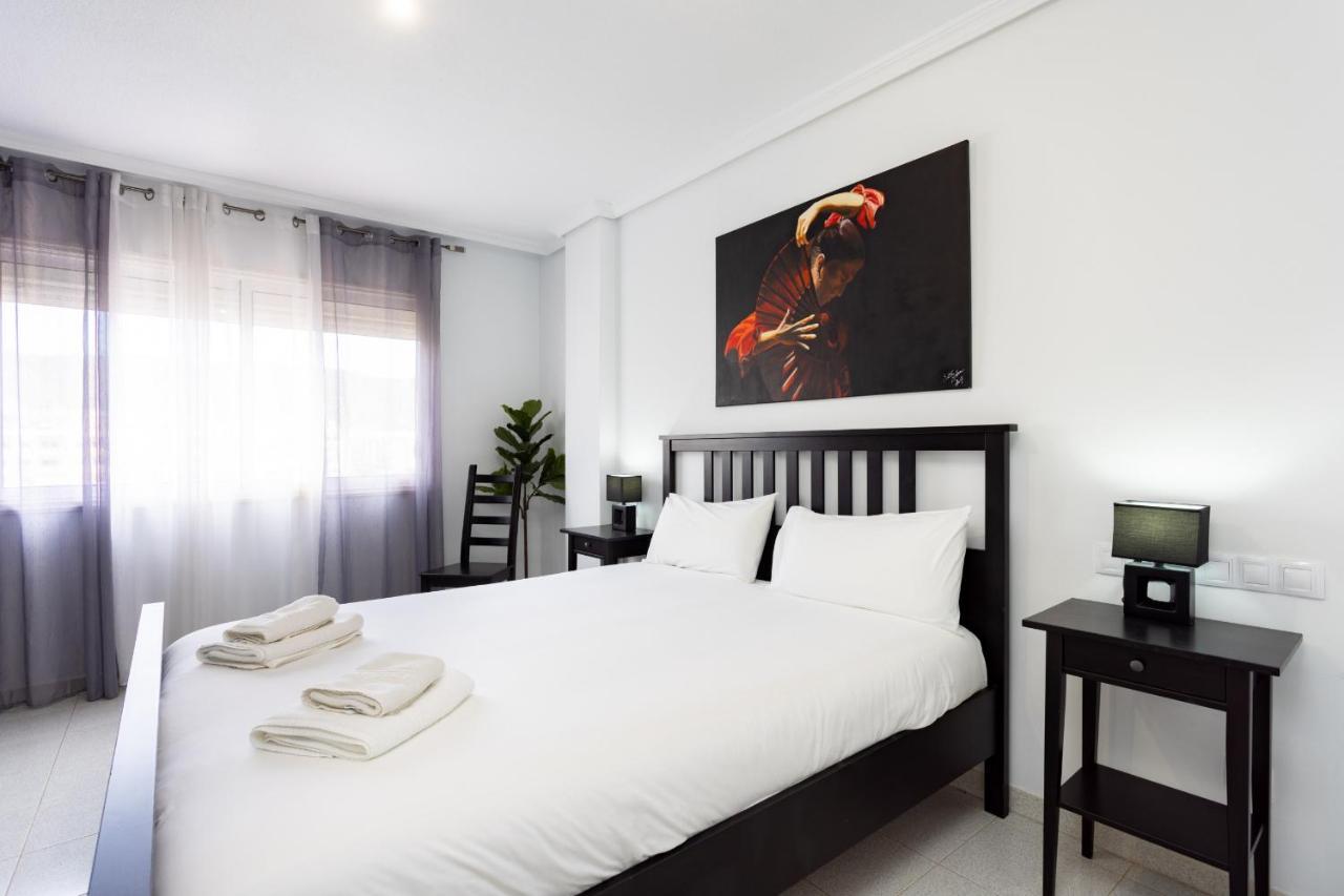 Black And White Apartment Free Wifi 로스크리스티아노스 외부 사진