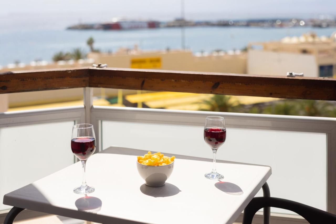 Black And White Apartment Free Wifi 로스크리스티아노스 외부 사진