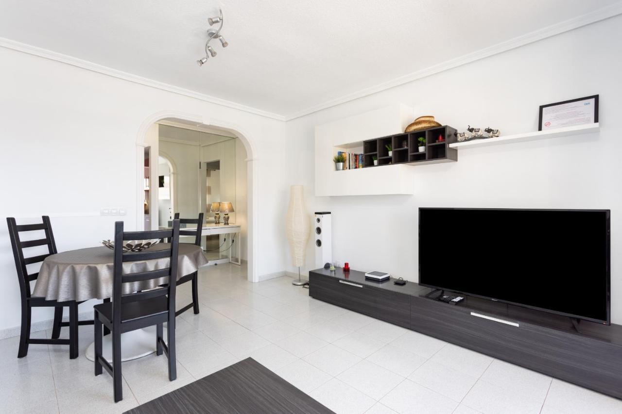 Black And White Apartment Free Wifi 로스크리스티아노스 외부 사진